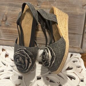 White Mountain Women’s Size 6 1/2M Serene Black Linen Fabric Flower Wedge Sandal